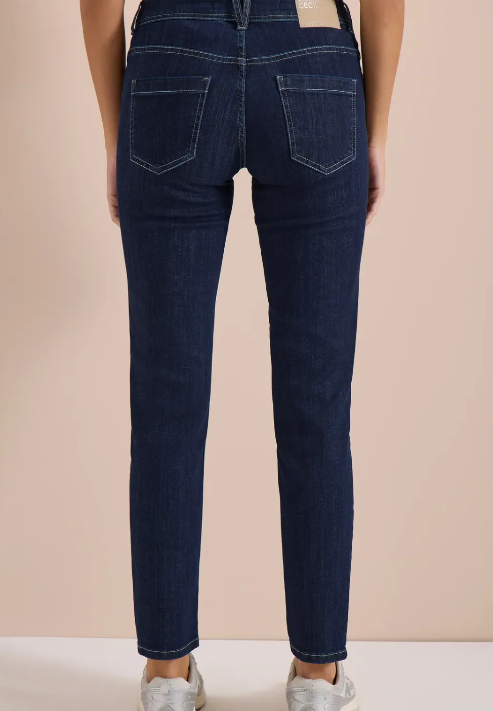 Mid Waist straight leg jeans in casual fit