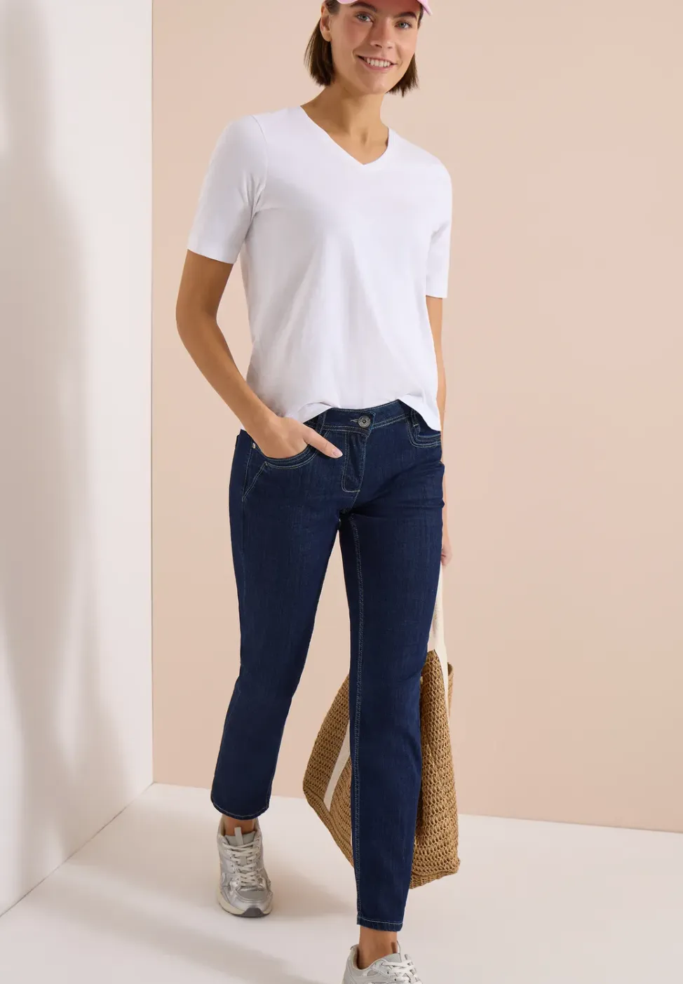 Mid Waist straight leg jeans in casual fit