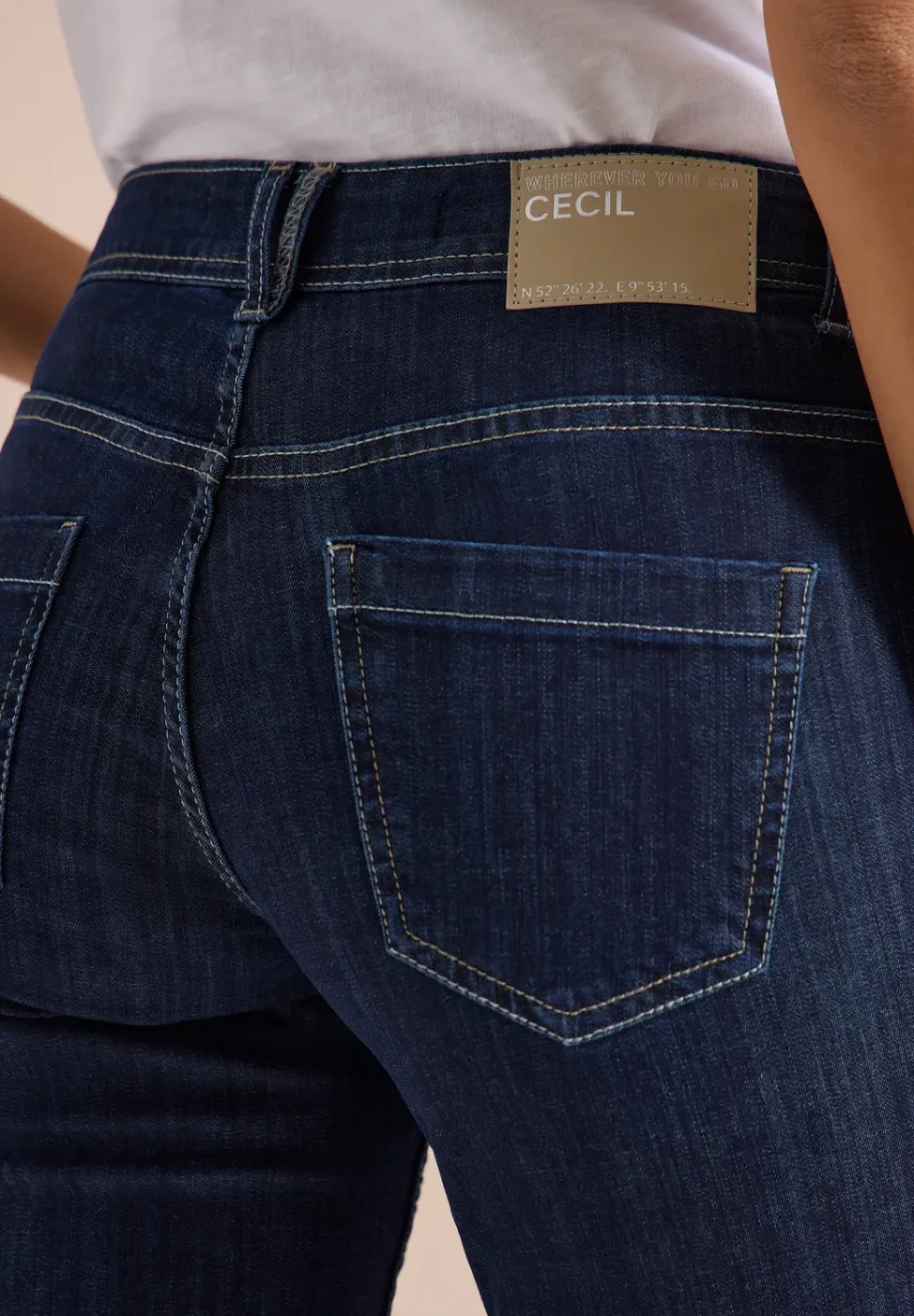 Mid Waist straight leg jeans in casual fit