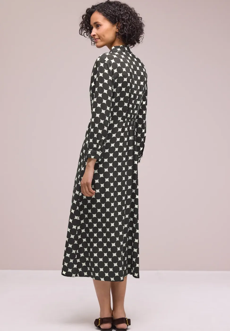 Midi-jurk met knopen en stippenpatroon