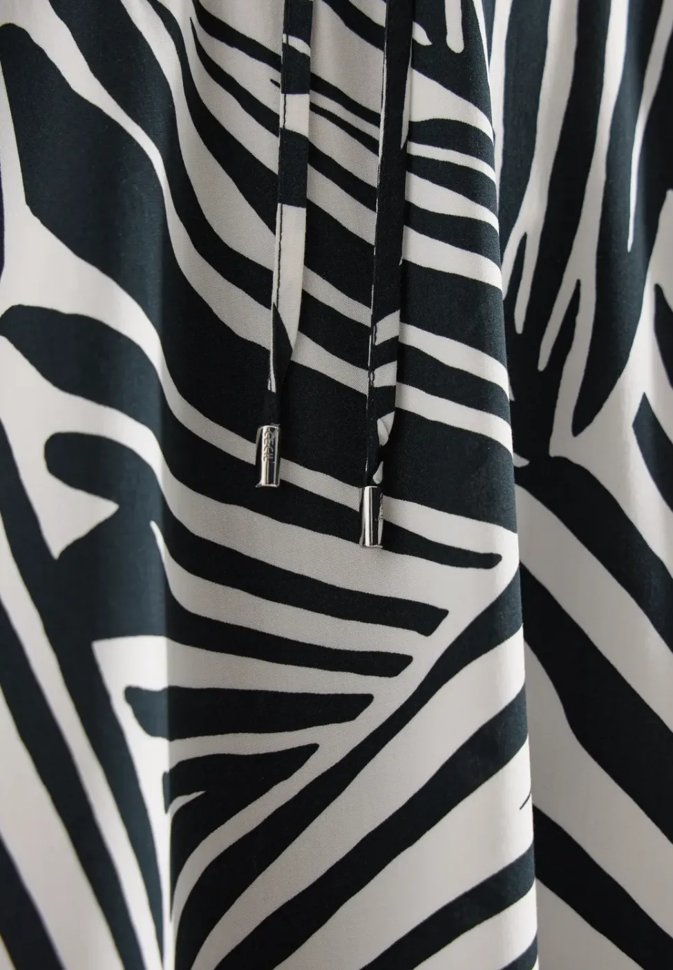 Midirok met grafisch patroon