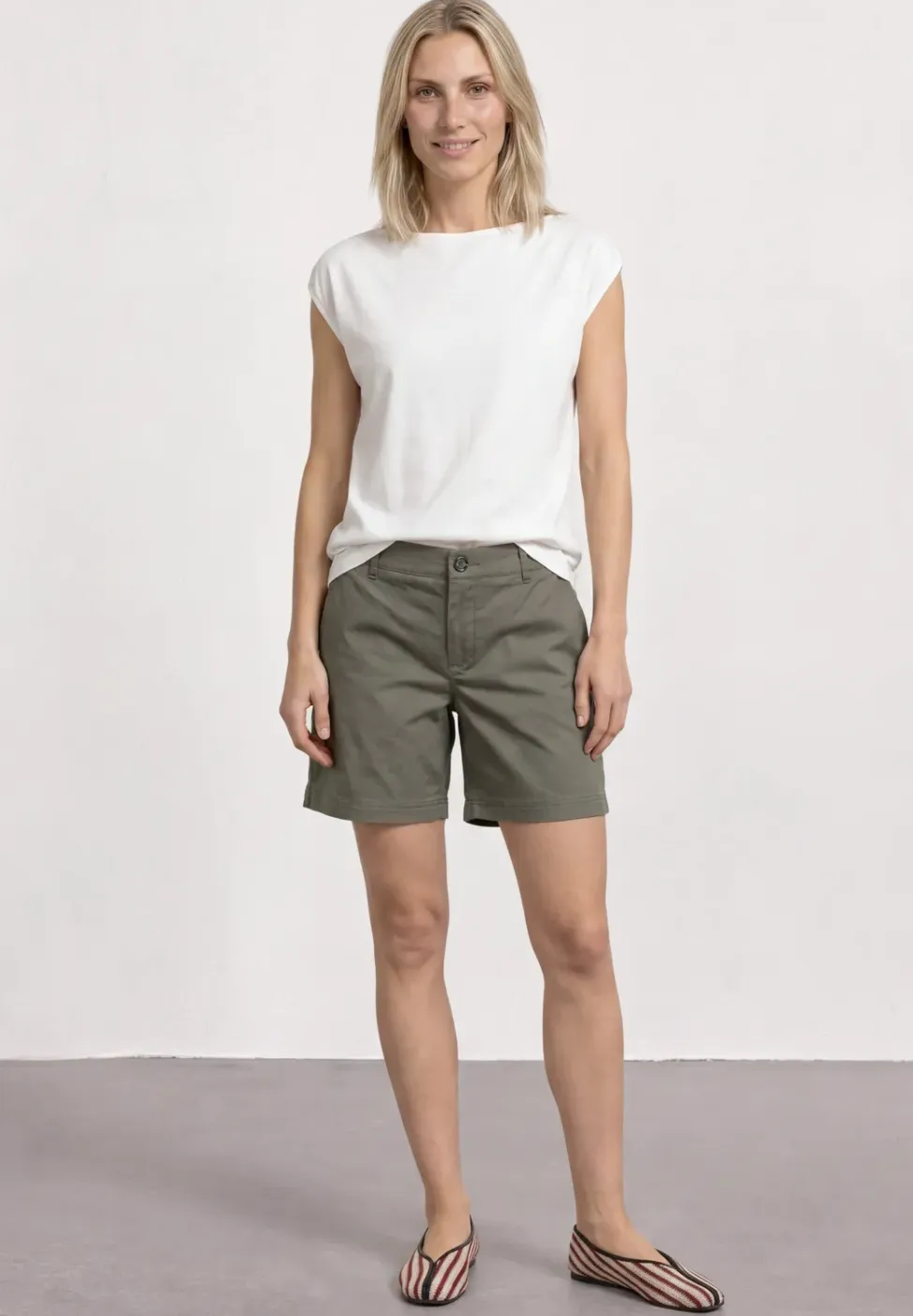Mid Waist chino shorts in een casual pasvorm