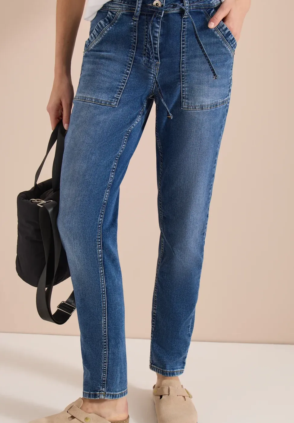 Mid Waist Slim Legs jeans in casual fit