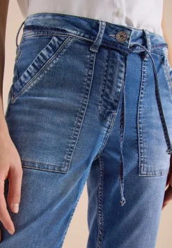 Mid Waist Slim Legs jeans in casual fit
