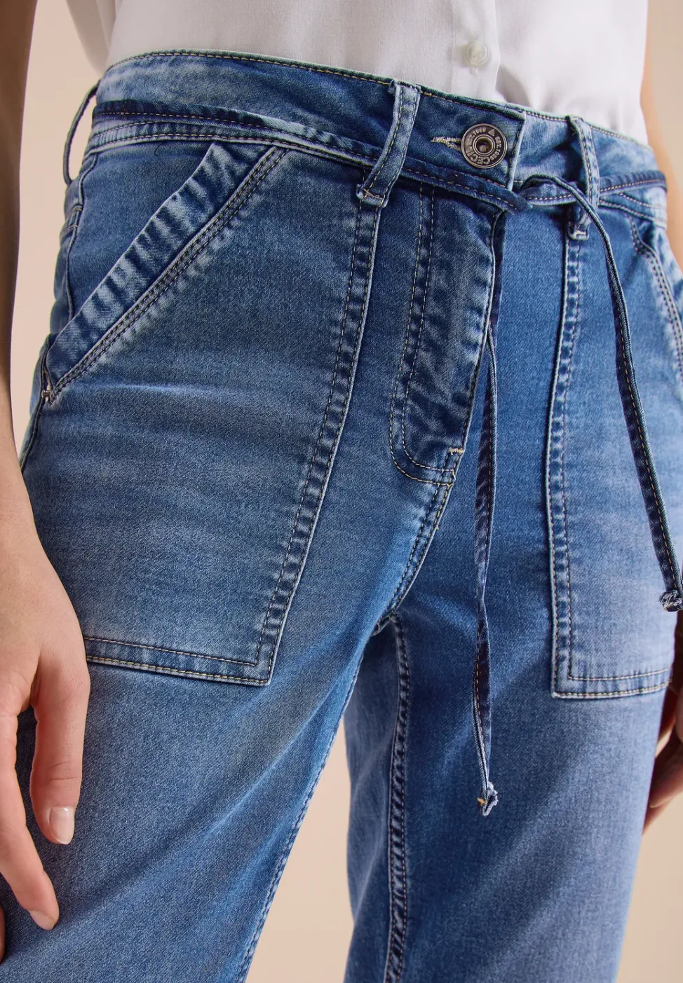 Mid Waist Slim Legs jeans in casual fit