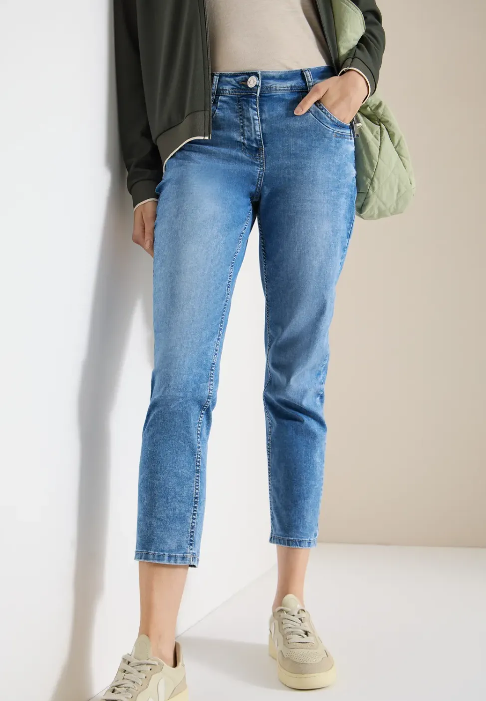 Mid Waist Slim Legs jeans in casual fit