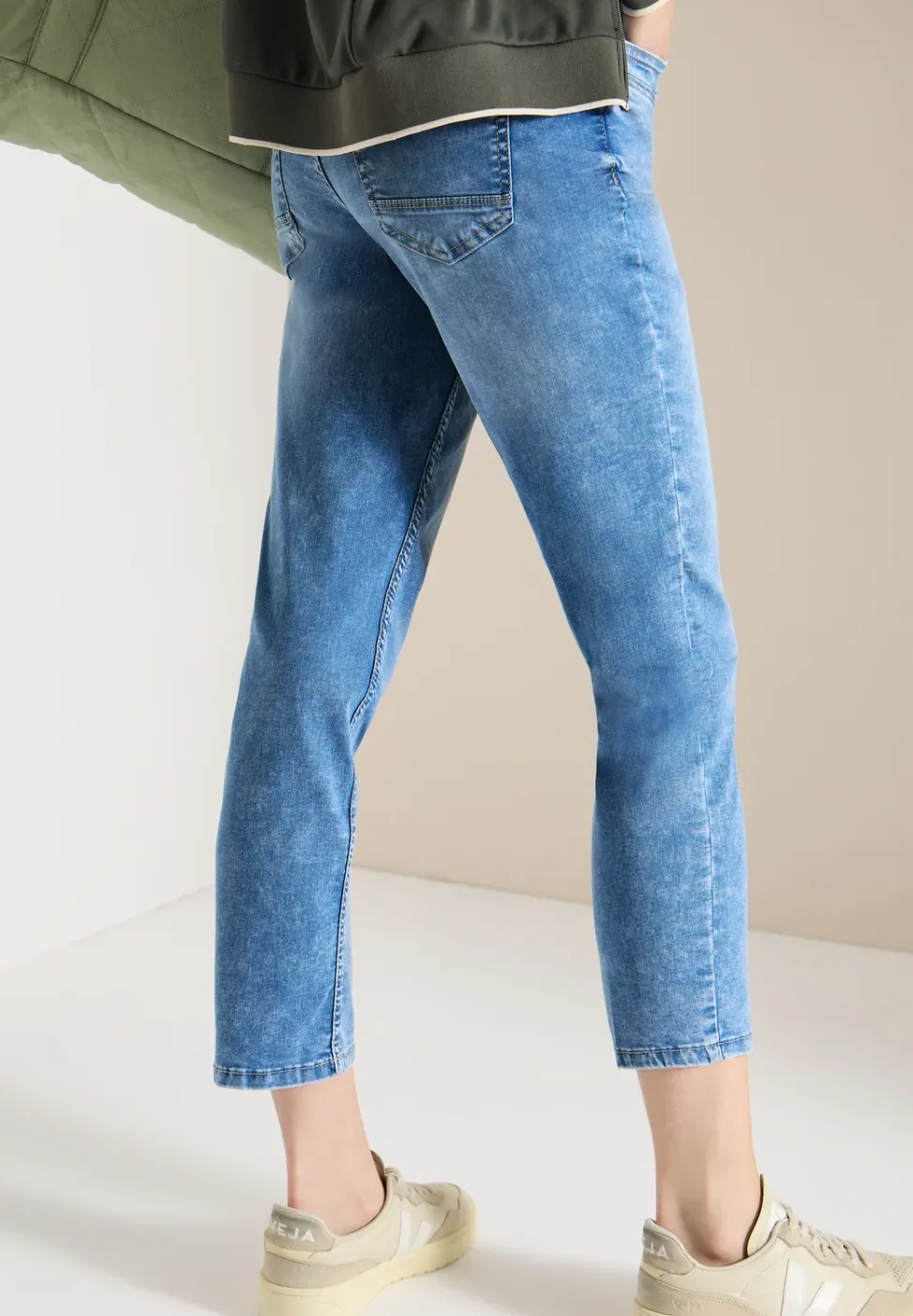 Mid Waist Slim Legs jeans in casual fit