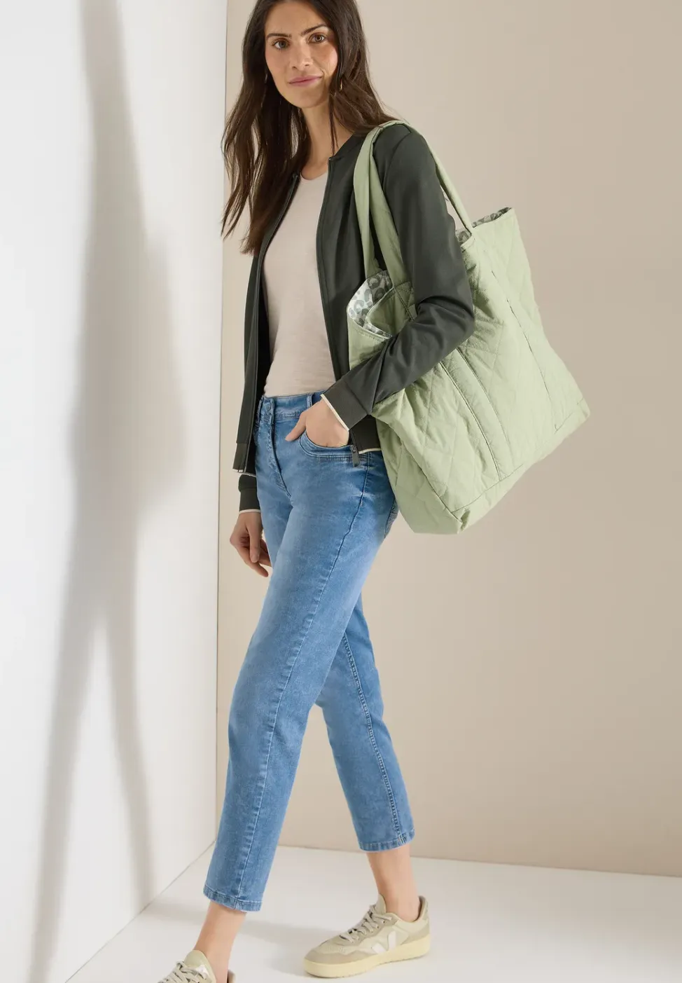 Mid Waist Slim Legs jeans in casual fit