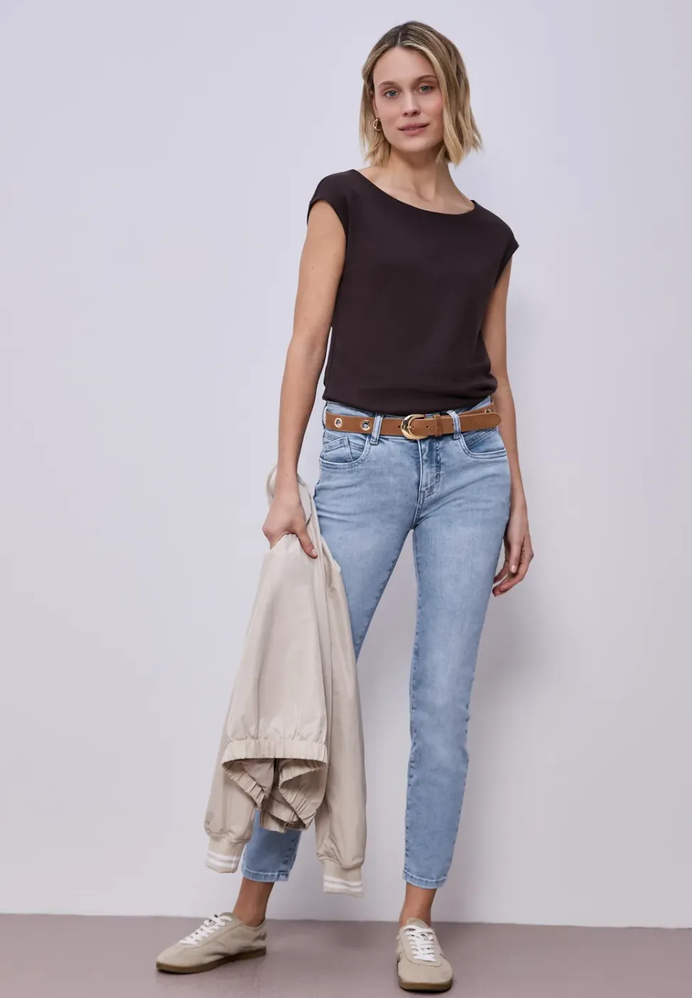 Mid Waist Slim Legs jeans in Slim Fit