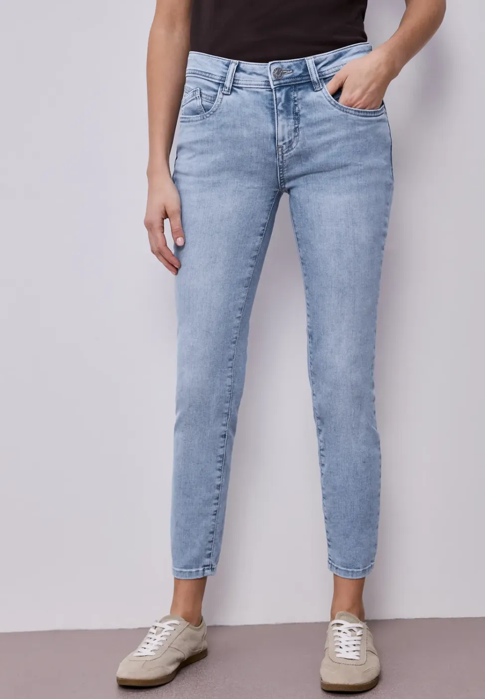 Mid Waist Slim Legs jeans in Slim Fit