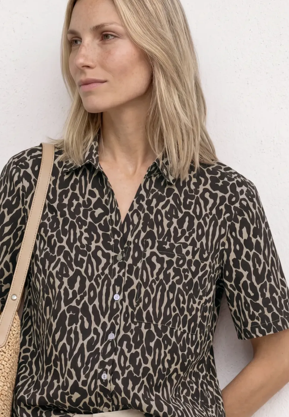Overhemdblouse met korte mouwen, borstzak en print