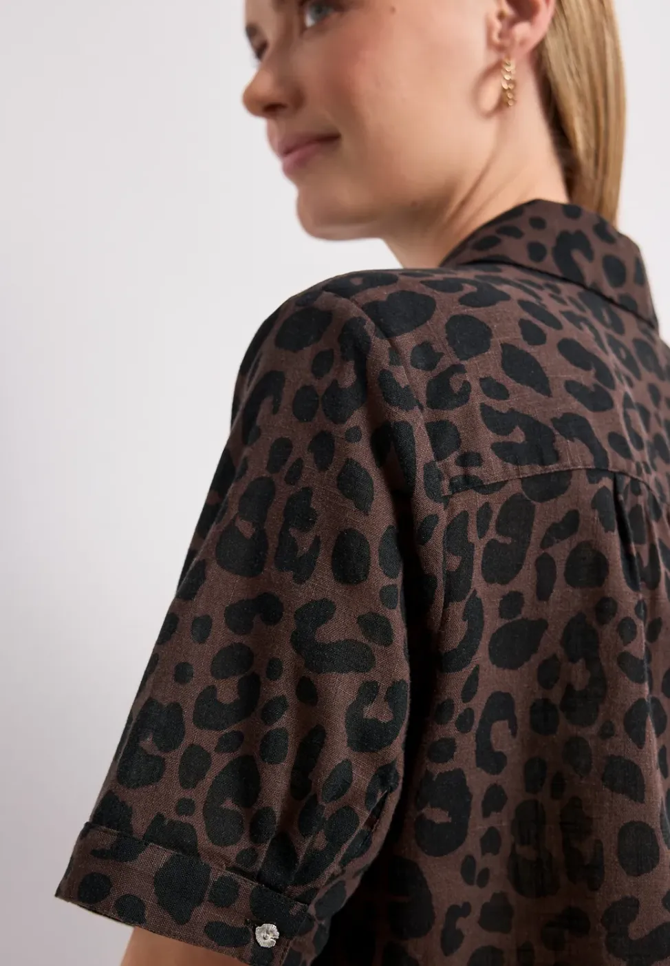 Overhemdblouse met korte mouwen en leopatroon