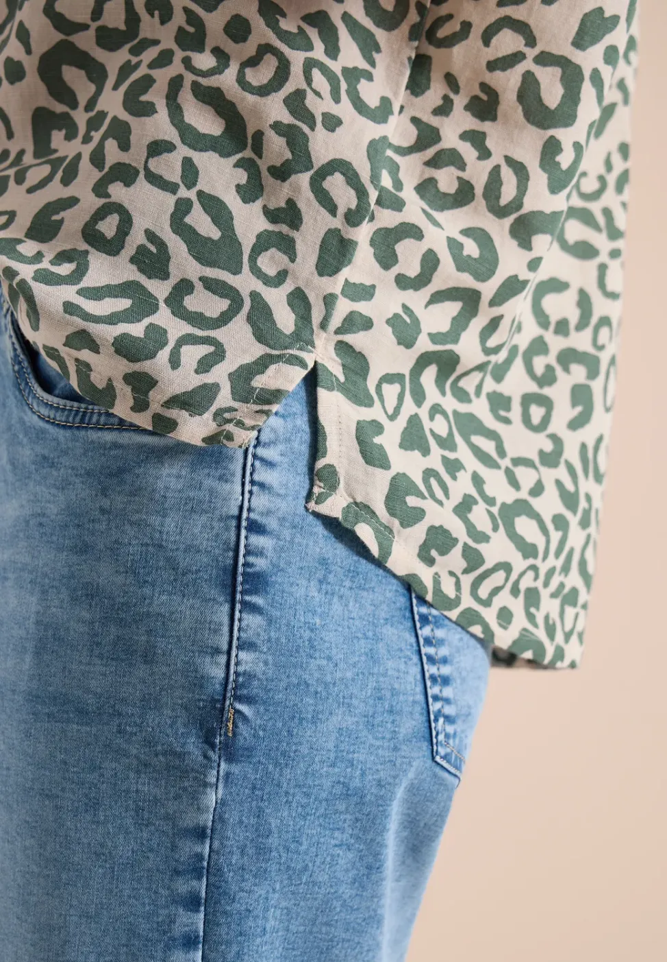 Overhemdblouse met leoprint in linnenmix