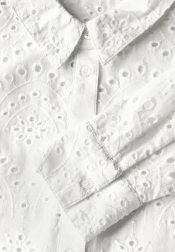 Overhemdblouse met oogjesborduursel