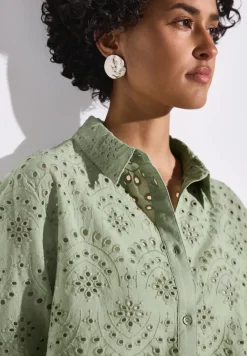 Overhemdblouse met oogjesborduursel