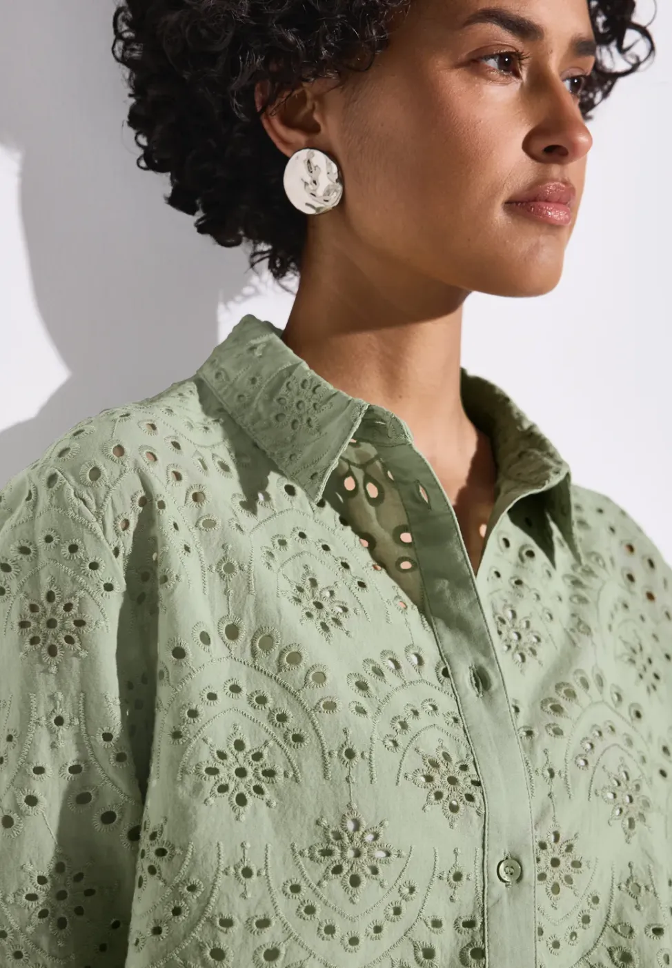Overhemdblouse met oogjesborduursel