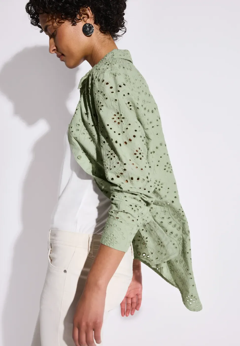 Overhemdblouse met oogjesborduursel