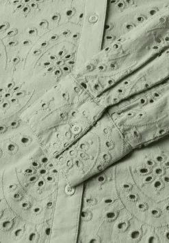 Overhemdblouse met oogjesborduursel