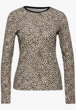 Shirt in leo look
