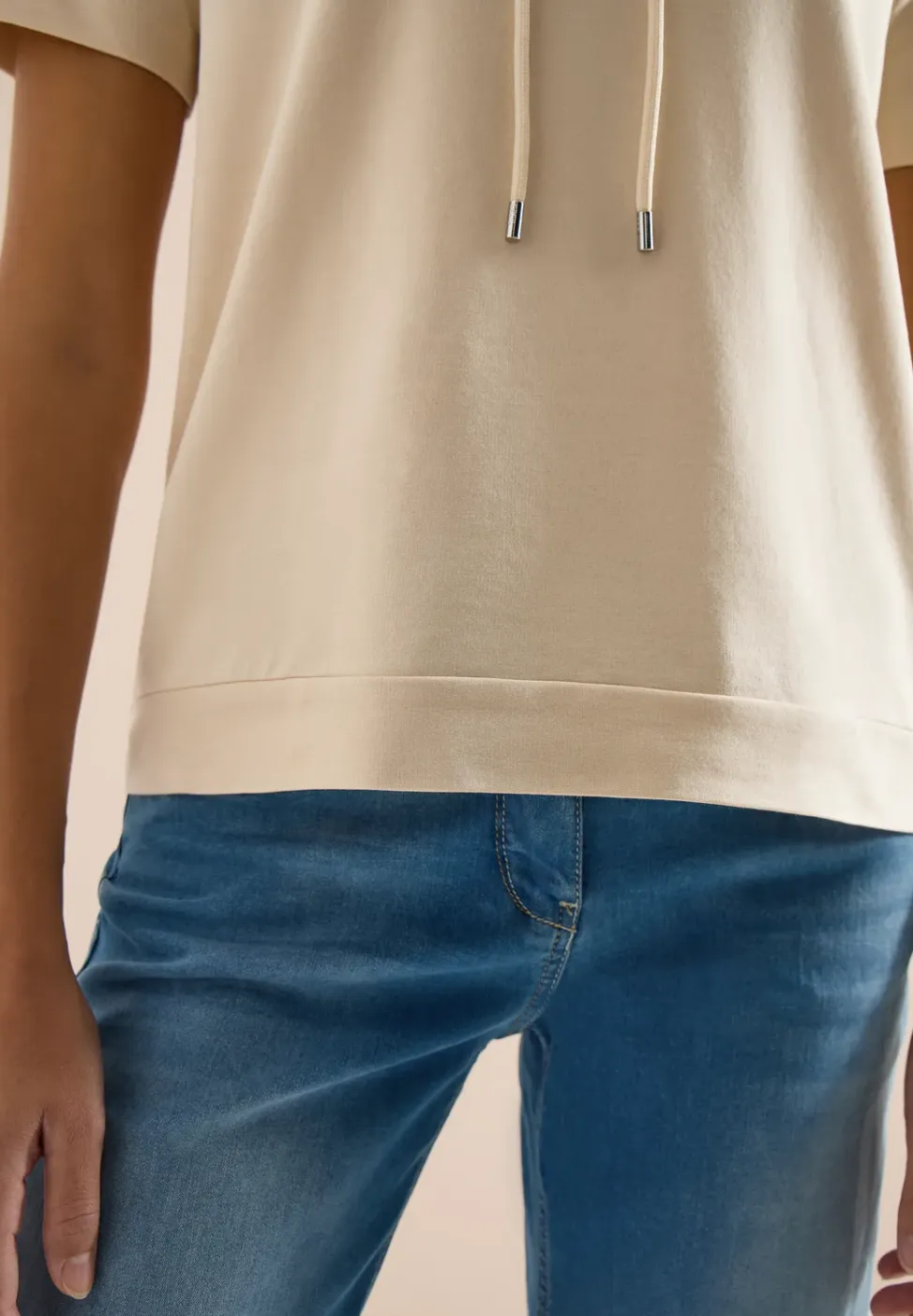 Shirt met korte mouwen, capuchon en tekst