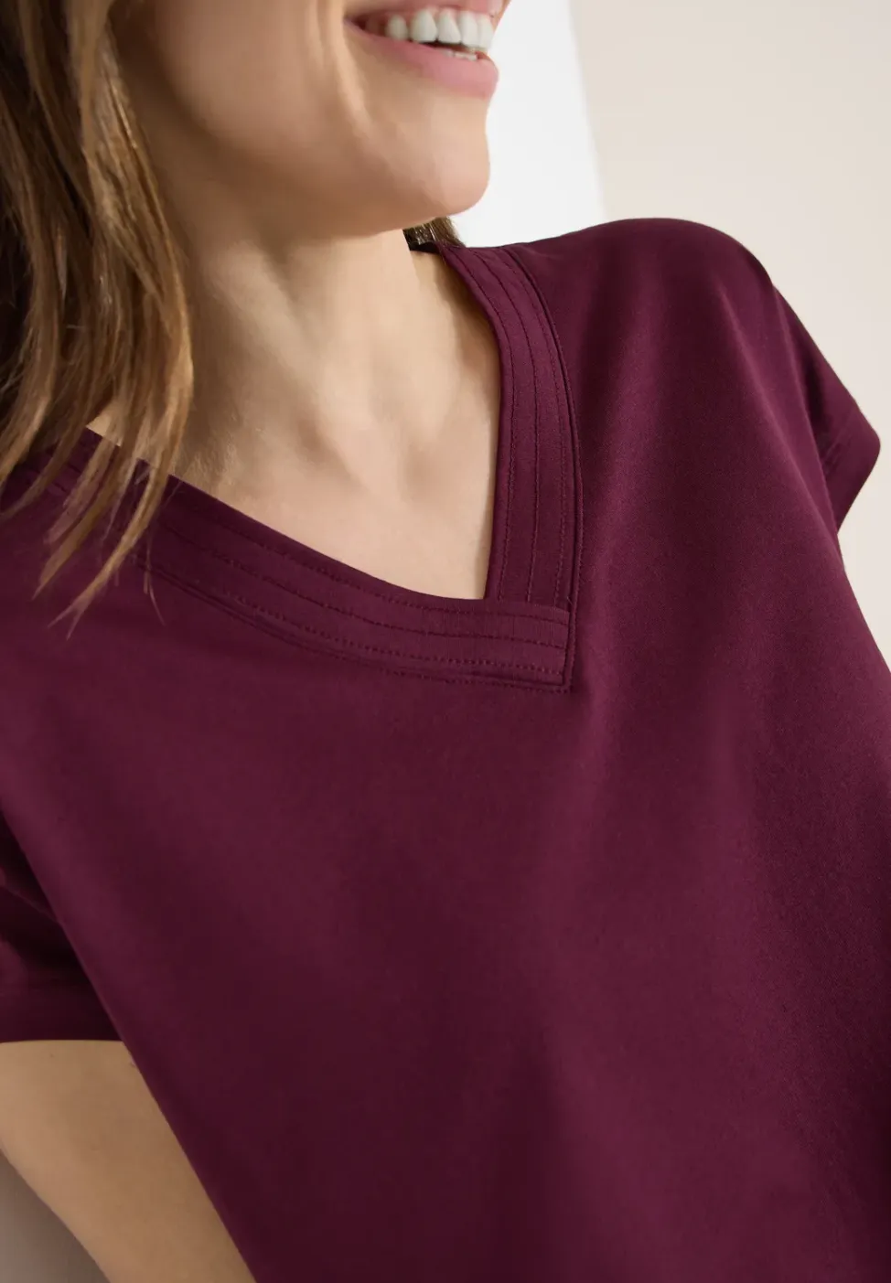 Shirt met korte mouwen en V-hals in effen kleur