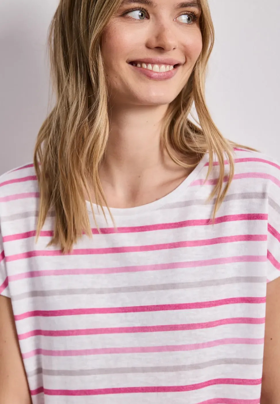 Shirt met korte mouwen, ronde hals en strepen