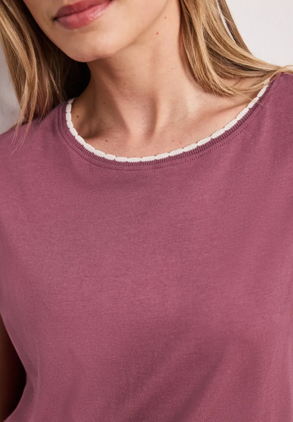 Shirt met overhangende schouder en decoratieve tape
