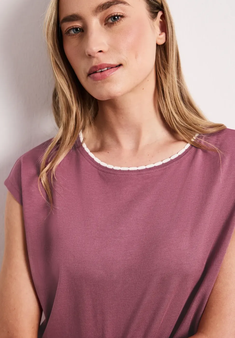 Shirt met overhangende schouder en decoratieve tape