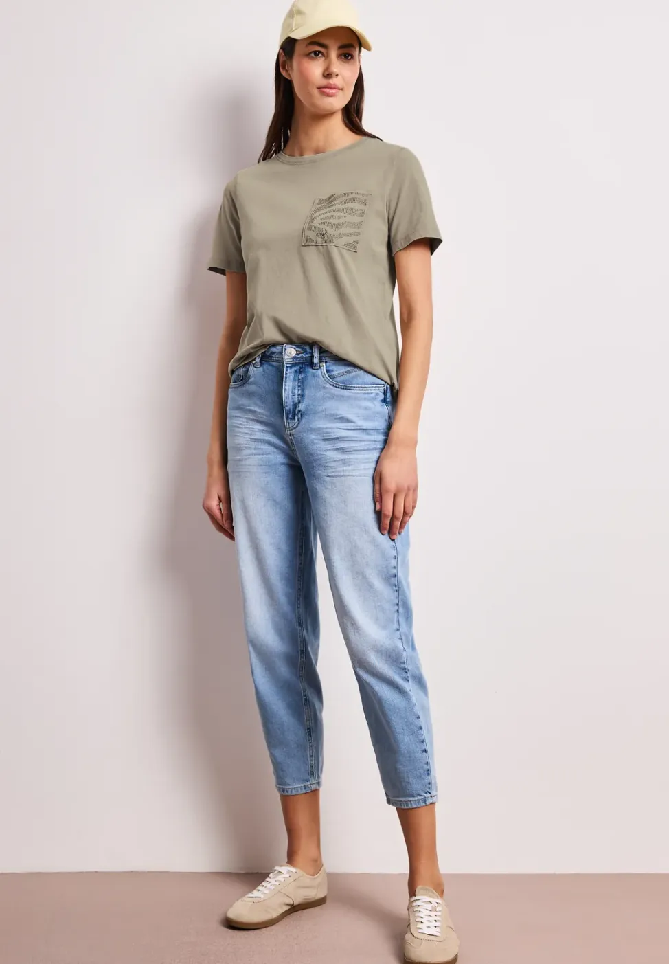 Shirt met ronde hals en edelstenen