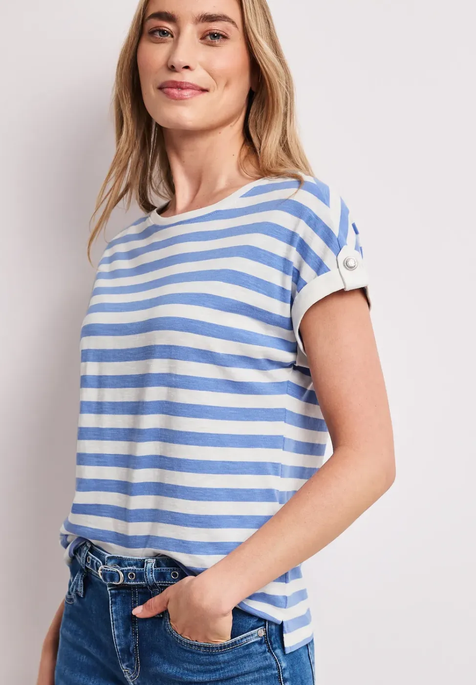 Shirt met ronde hals en knoopdetail