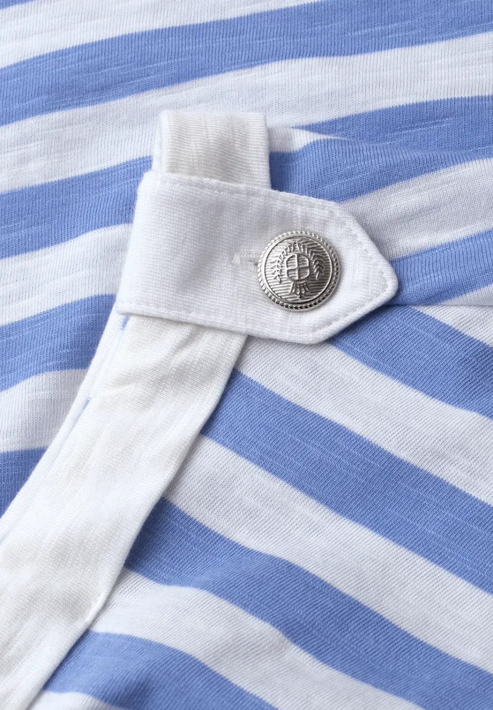 Shirt met ronde hals en knoopdetail