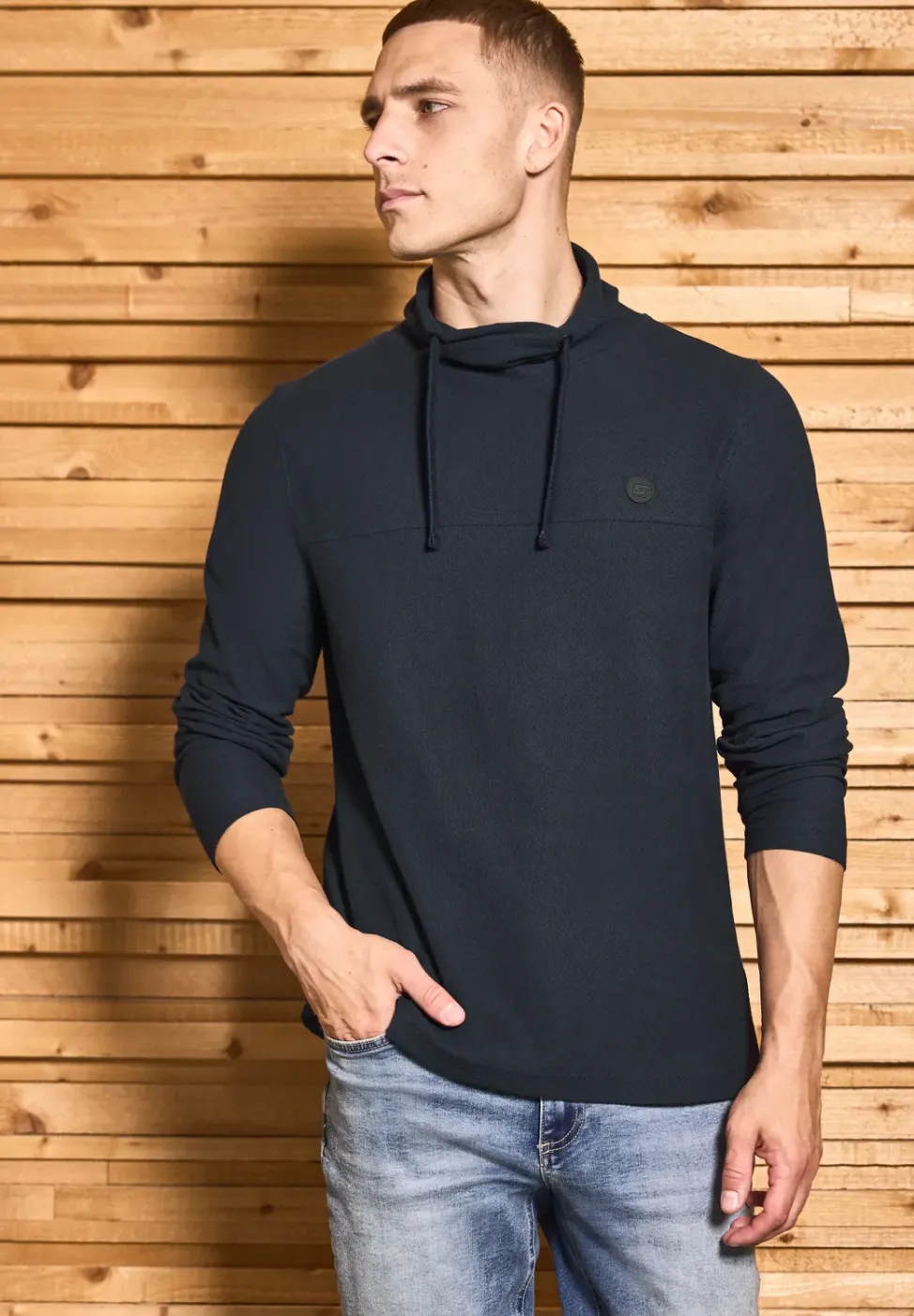 Shirt met structuur en trechtervormige hals
