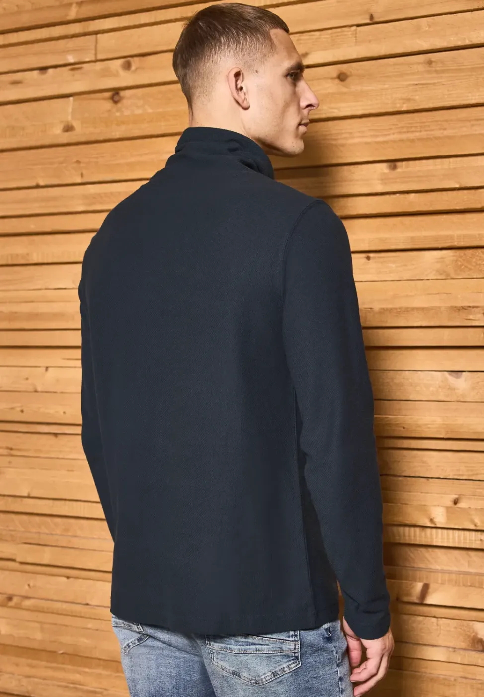 Shirt met structuur en trechtervormige hals