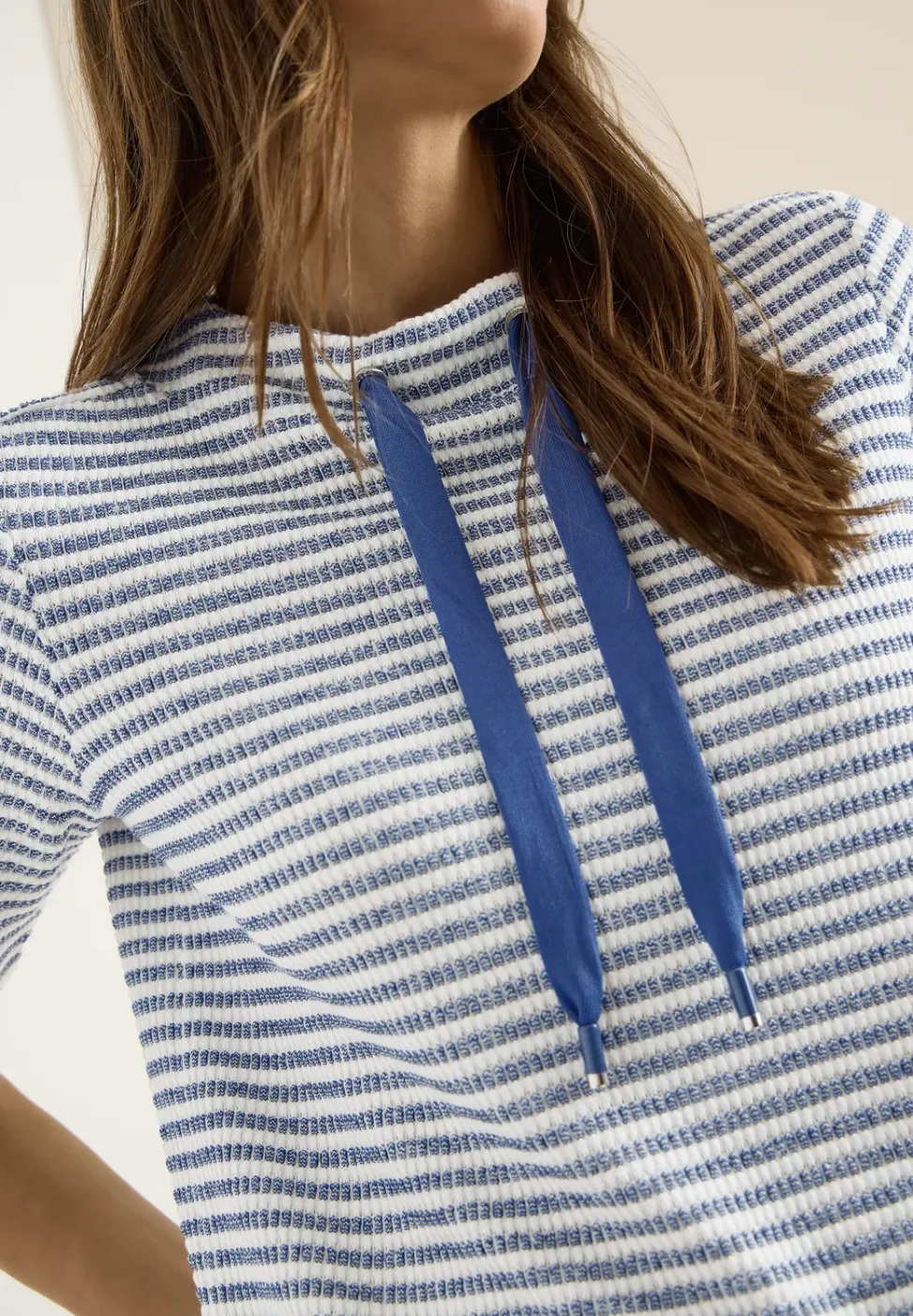 Shirt met trechtervormige hals en structuur