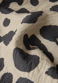 Shirt met V-hals en leoprint