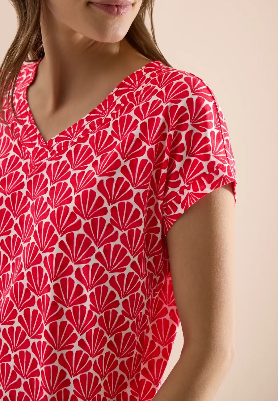 Shirt met V-hals en schelpenprint
