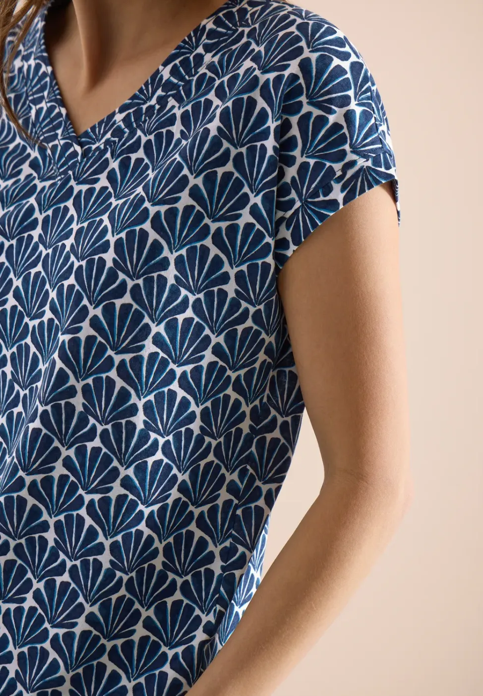 Shirt met V-hals en schelpenprint