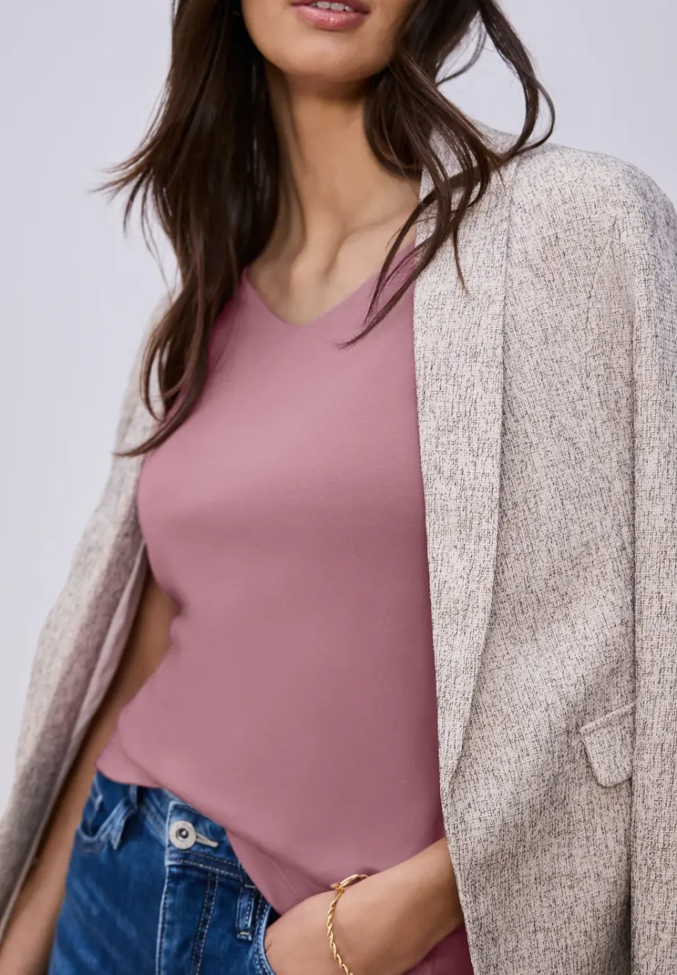 Shirt zonder mouwen met diamanten halslijn
