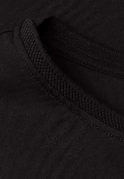 Shirt met boothals en decoratief detail