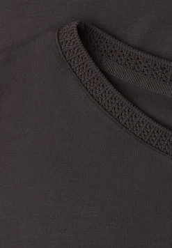 Shirt met boothals en decoratieve tape