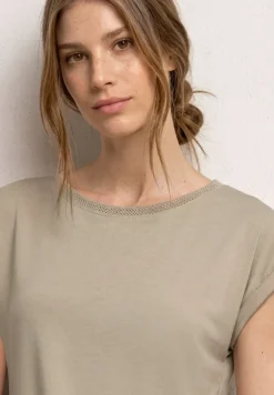 Shirt met boothals en decoratieve tape