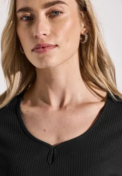 Shirt met decoratieve tape