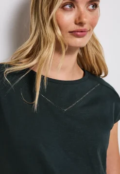Shirt met decoratieve tape