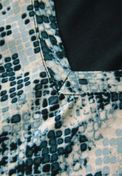 Shirt met gedessineerde V-hals