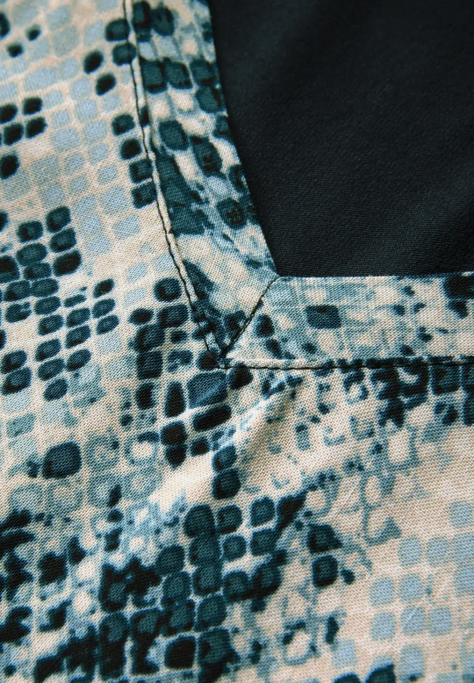 Shirt met gedessineerde V-hals