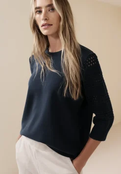 Shirt met geperforeerde mouwen