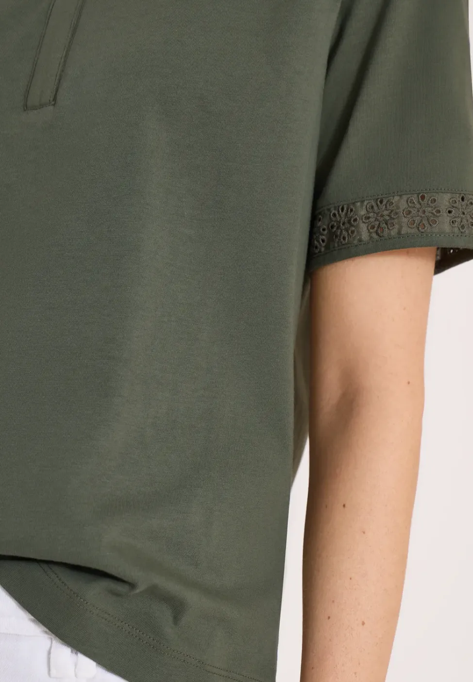 Shirt met gespleten hals en haakband