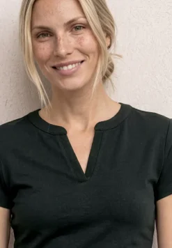 Shirt met gespleten hals en satijnen details