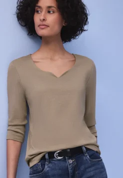 Shirt met hartvormige halslijn