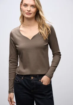 Shirt met hartvormige halslijn